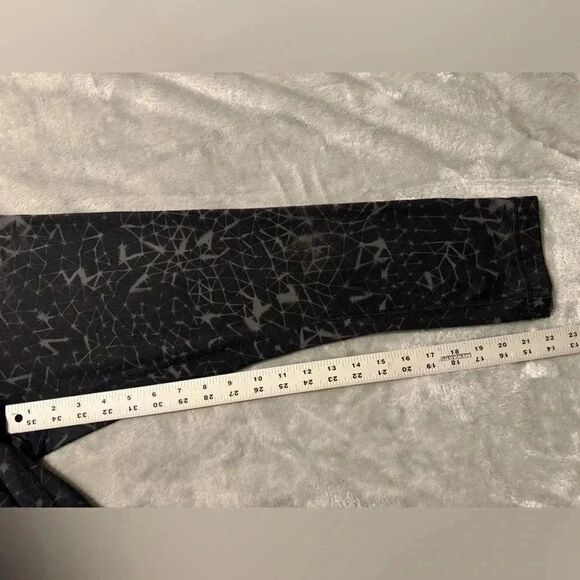 Lululemon leggings Cropped Black Triangle Web Print Black/Grey Womens Size 6 - Picture 5 of 6